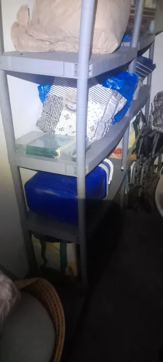 Estanterías de plástico grises