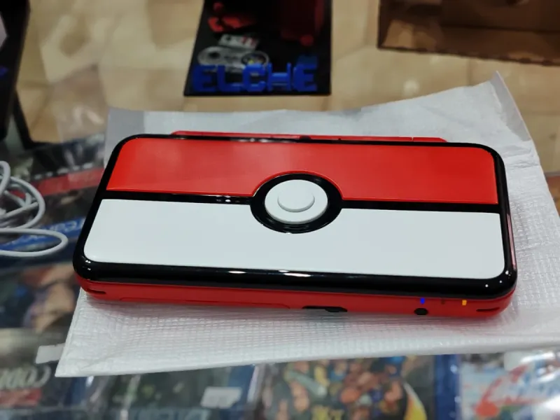New Nintendo 2DS XL Poké Ball Edition afbeelding 2