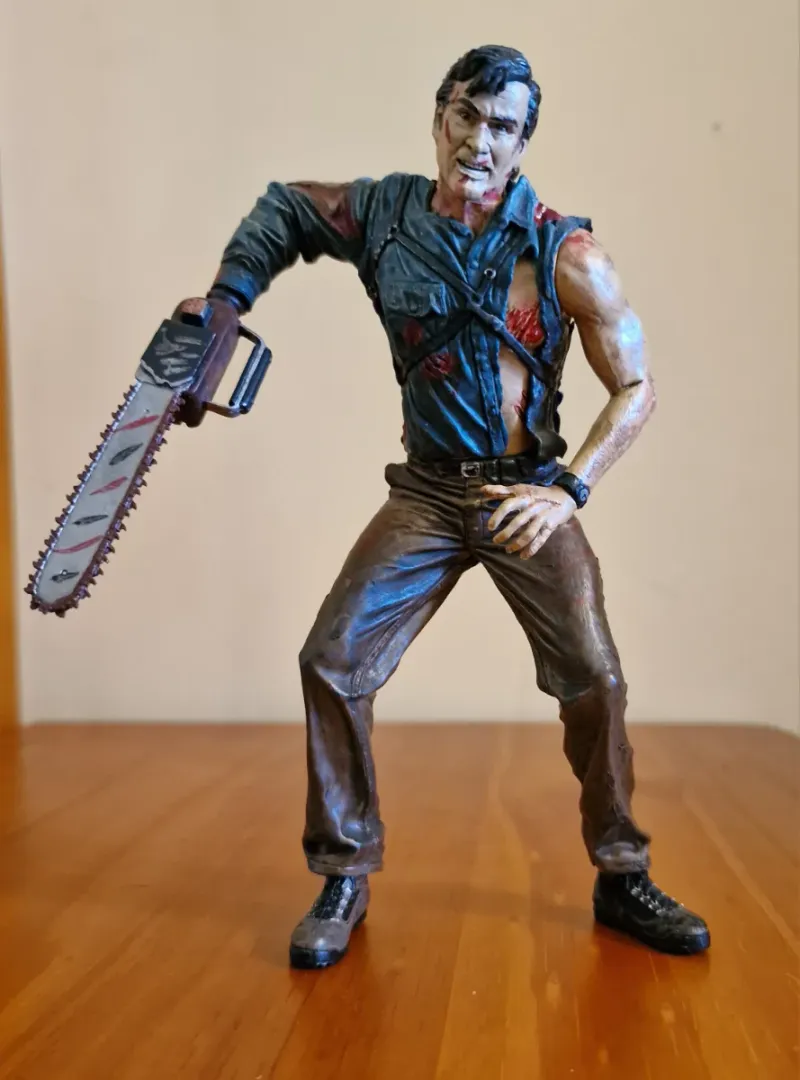 Figura Ash Evil Dead con motosierra de Evil Dead