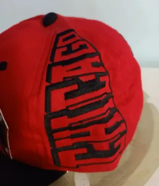 Gorra plana Chicago roja y negra