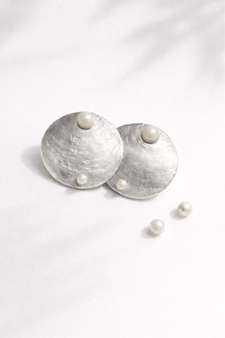 Pendientes redondos plateados con perlas