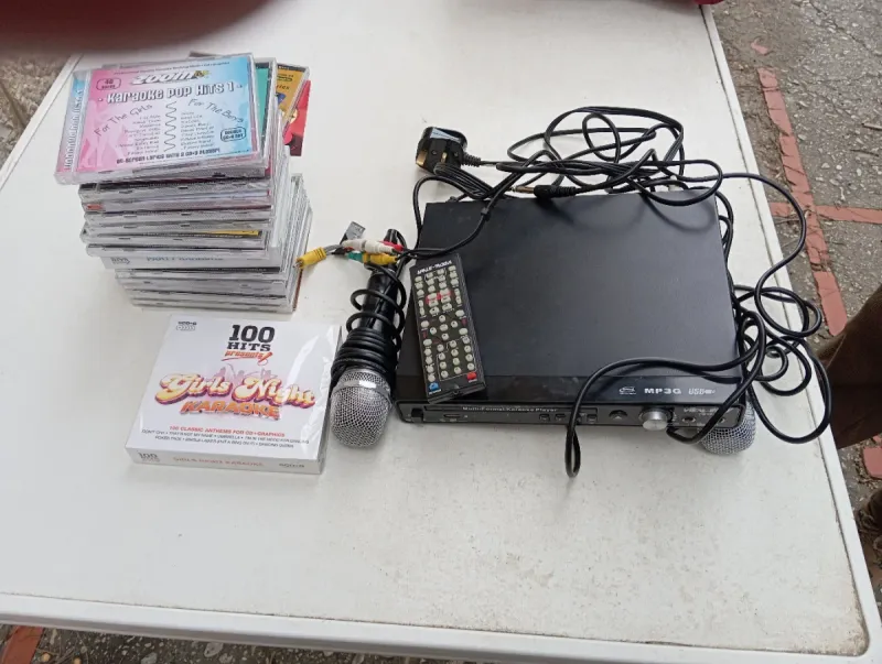 Reproductor Karaoke con 2 Micrófonos y CDs