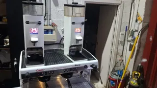 Cafetera La Cimbali con 2 molinillos Mocay