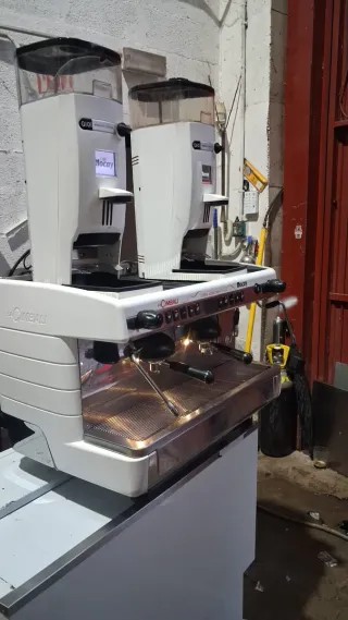 Cafetera La Cimbali con 2 molinillos Mocay