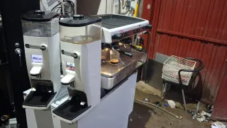 Cafetera La Cimbali con 2 molinillos Mocay