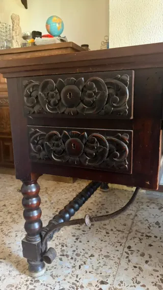 Escritorio de caoba tallado