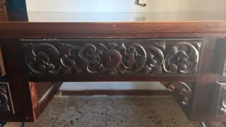 Escritorio de caoba tallado