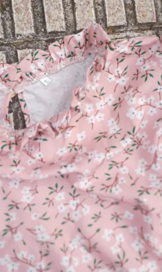 Blusa rosa con estampado floral