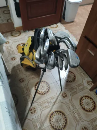 20 Palos de Golf con Bolso Negro y Amarillo