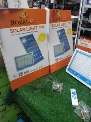 2 Fari Solari 800W con Pannelli