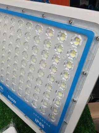 2 Fari Solari 800W con Pannelli