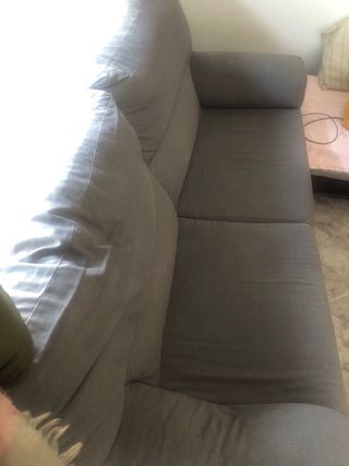 Sofá de tela gris