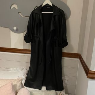 Trench efecto piel negro impecable