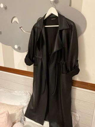 Trench efecto piel negro impecable