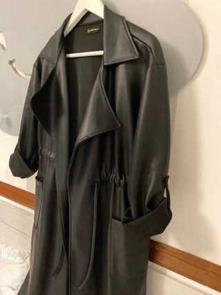 Trench efecto piel negro impecable