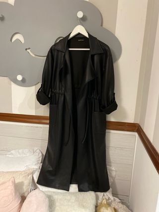 Trench efecto piel negro impecable
