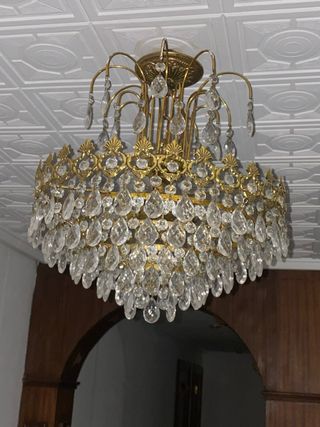 Lámpara de araña dorada con cristales