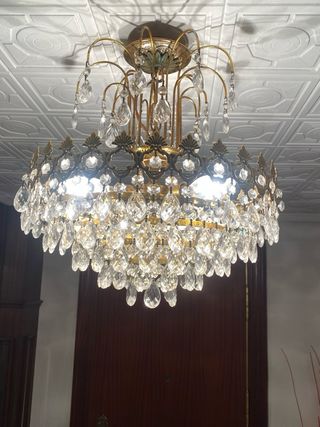 Lámpara de araña dorada con cristales