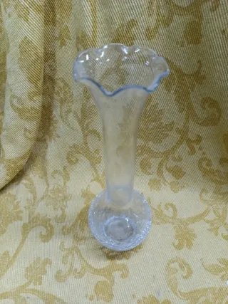 Jarrón de cristal con borde ondulado