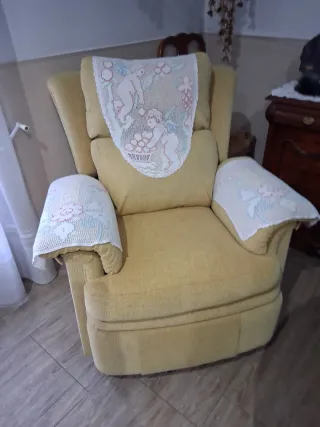 Sillón de tela color dorado muy cómodo