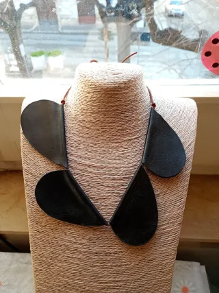 Collana artigianale in pelle bianca e nera