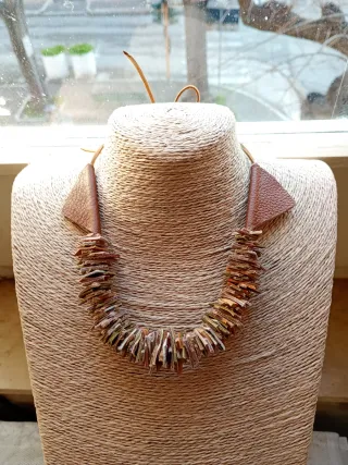 Collana artigianale in pelle bianca e nera