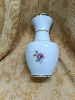 Jarrón de porcelana blanco y dorado