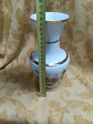 Jarrón de porcelana blanco y dorado