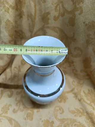 Jarrón de porcelana blanco y dorado