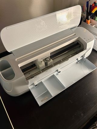 Cricut Maker 3 + kit strumenti (come nuova)