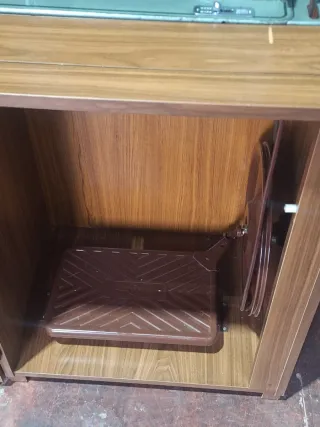 Máquina de coser Refrey transforma con mueble