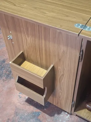 Máquina de coser Refrey transforma con mueble