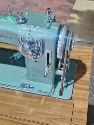 Máquina de coser Refrey transforma con mueble