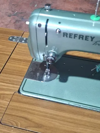 Máquina de coser Refrey transforma con mueble