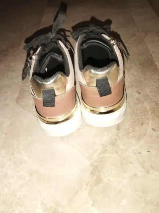 Zapatillas Beige y Negras con Cremallera