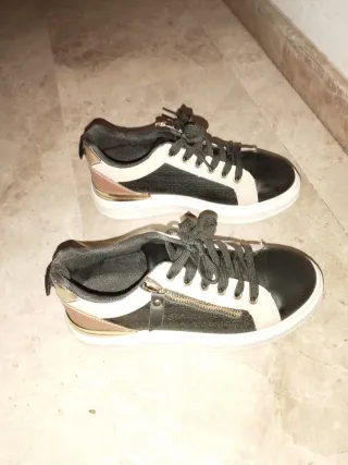 Zapatillas Beige y Negras con Cremallera