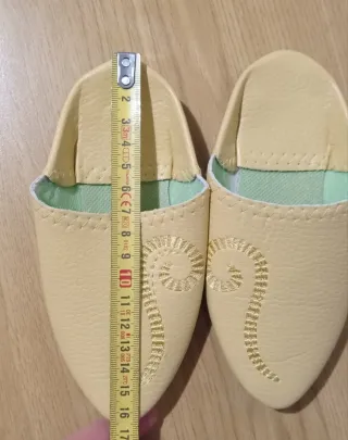 Babuchas de cuero amarillo bordadas de talla 23