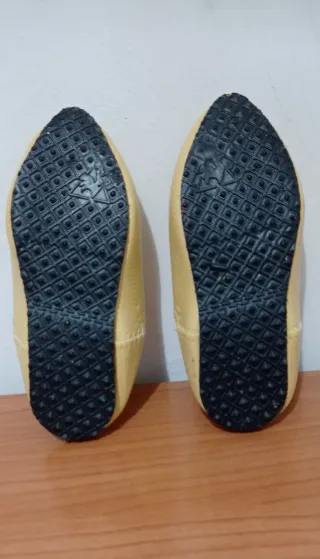 Babuchas de cuero amarillo bordadas de talla 23