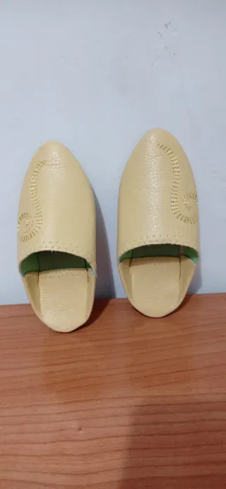 Babuchas de cuero amarillo bordadas de talla 23