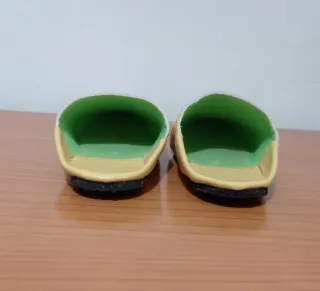 Babuchas de cuero amarillo bordadas de talla 23