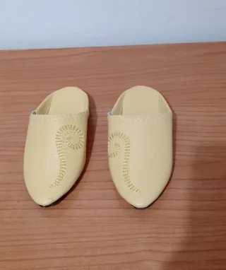 Babuchas de cuero amarillo bordadas de talla 23