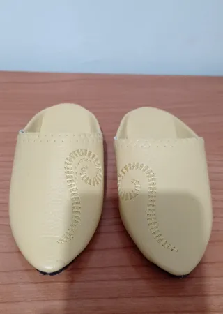 Babuchas de cuero amarillo bordadas de talla 23