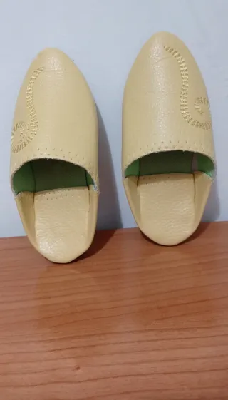 Babuchas de cuero amarillo bordadas de talla 23