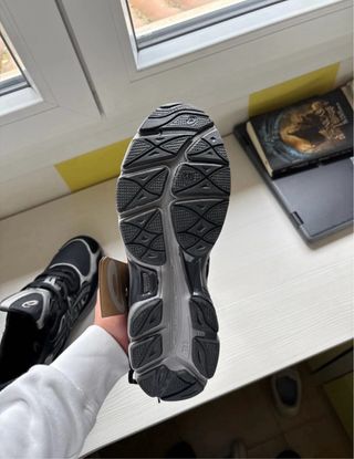 Zapatillas Asics Negras y Plateadas