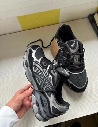 Zapatillas Asics Negras y Plateadas