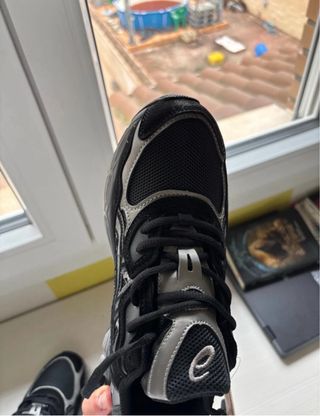 Zapatillas Asics Negras y Plateadas