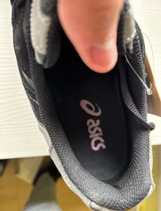 Zapatillas Asics Negras y Plateadas