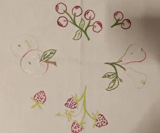 Centrino ricamato con rose e frutti