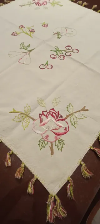 Centrino ricamato con rose e frutti