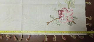 Centrino ricamato con rose e frutti